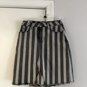 NEW/never worn black and grey jean skirt. Brand-White Birch size small (2-6)